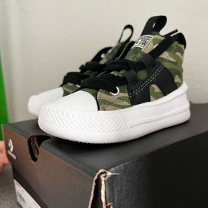 CONVERSE CHUCK TAYLOR ALL STARS ULTRA 2 CAMO SNEAKER - KIDS’. Size 6